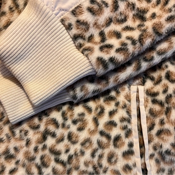 LIKE NEW Abercrombie and fitch leopard print asymmetrical snap up fleece - Picture 6 of 6
